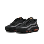 tênis preto cinza masculino, tênis urbano com detalhes laranja, tênis casual preto e cinza, tênis estiloso para o dia a dia, tênis confortável para passeio, tênis moderno masculino, tênis para looks casuais, tênis casual preto laranja, tênis esportivo casual, tênis versátil masculino
