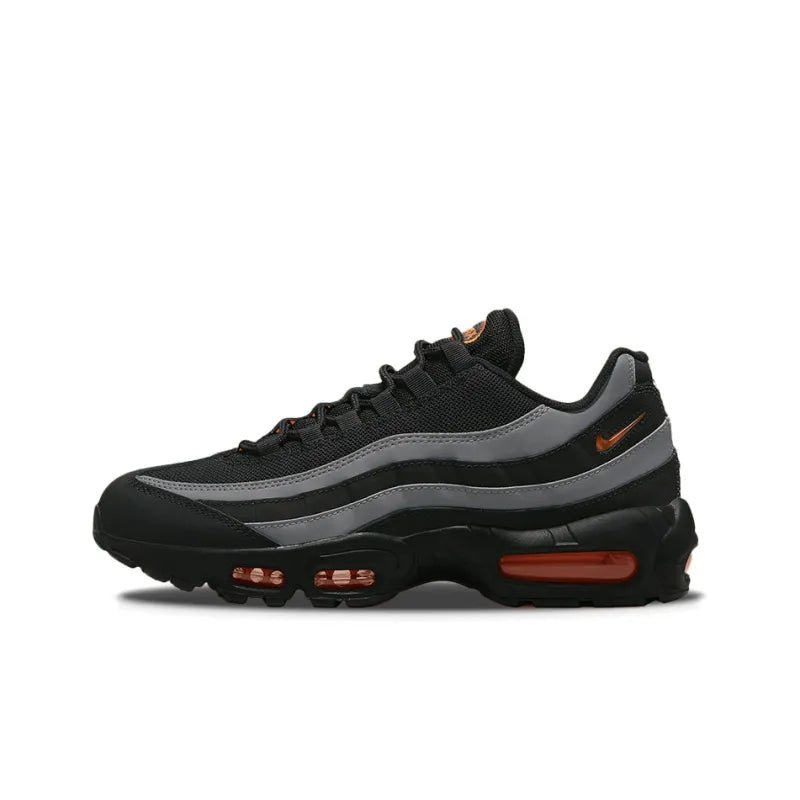 tênis preto cinza masculino, tênis urbano com detalhes laranja, tênis casual preto e cinza, tênis estiloso para o dia a dia, tênis confortável para passeio, tênis moderno masculino, tênis para looks casuais, tênis casual preto laranja, tênis esportivo casual, tênis versátil masculino