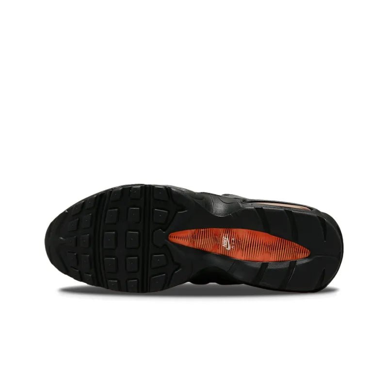 tênis preto cinza masculino, tênis urbano com detalhes laranja, tênis casual preto e cinza, tênis estiloso para o dia a dia, tênis confortável para passeio, tênis moderno masculino, tênis para looks casuais, tênis casual preto laranja, tênis esportivo casual, tênis versátil masculino