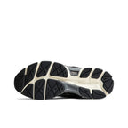 tênis cinza casual, tênis urbano masculino, tênis confortável para caminhada, tênis casual moderno, tênis neutro masculino, tênis cinza e preto, tênis casual versátil, tênis para o dia a dia, tênis com amortecimento, tênis estilo streetwear