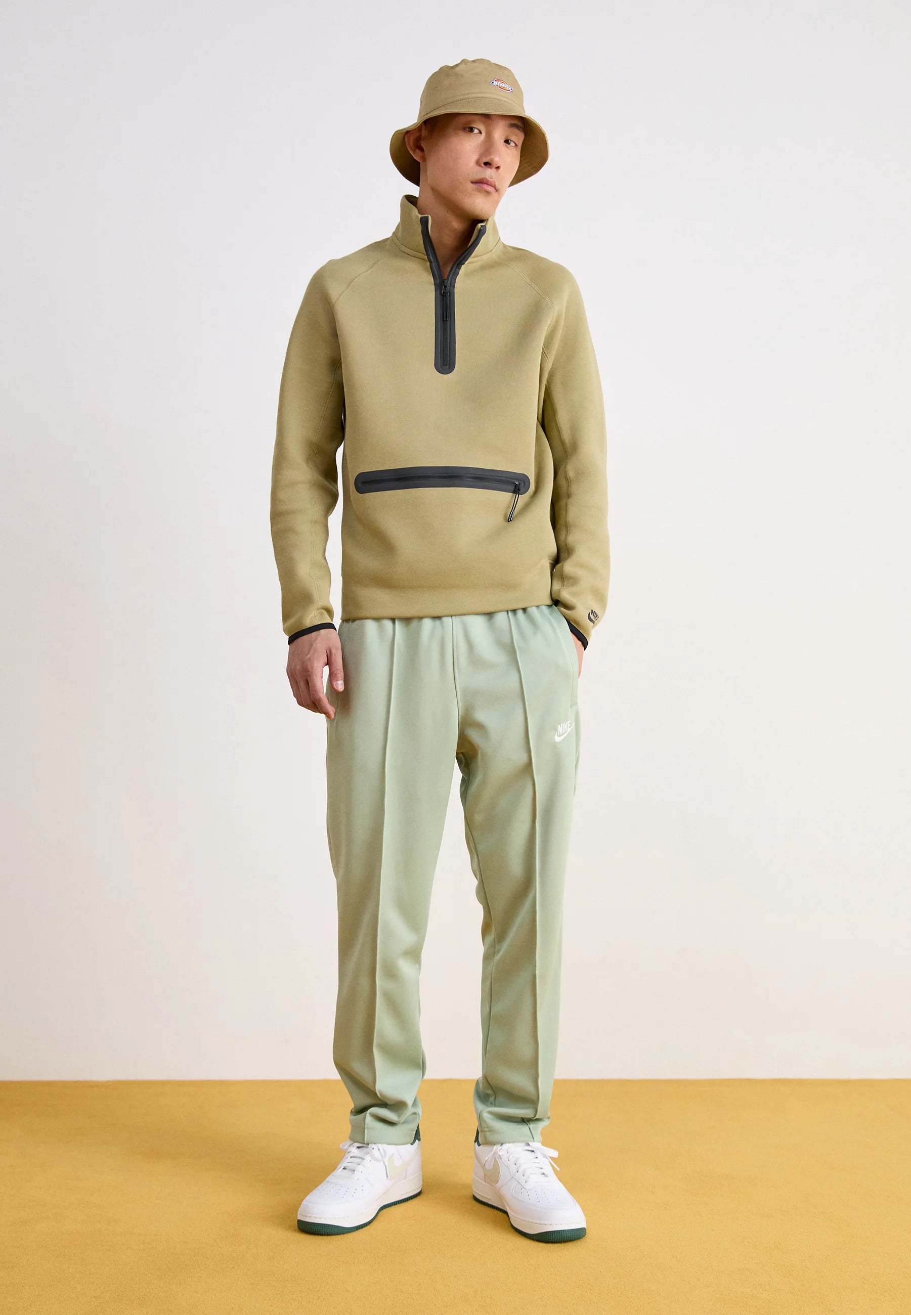 Jaqueta Nike Tech Fleece Sweatshirt - Verde oliva