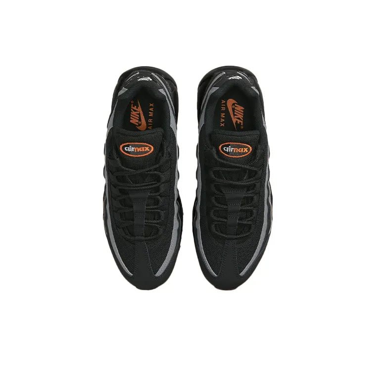 tênis preto cinza masculino, tênis urbano com detalhes laranja, tênis casual preto e cinza, tênis estiloso para o dia a dia, tênis confortável para passeio, tênis moderno masculino, tênis para looks casuais, tênis casual preto laranja, tênis esportivo casual, tênis versátil masculino
