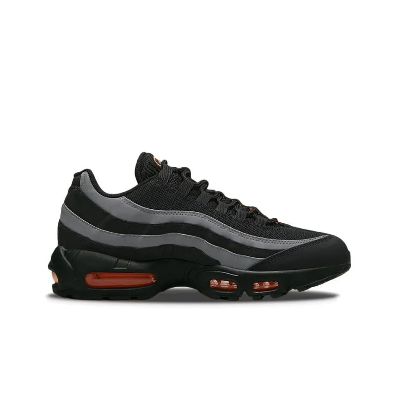 tênis preto cinza masculino, tênis urbano com detalhes laranja, tênis casual preto e cinza, tênis estiloso para o dia a dia, tênis confortável para passeio, tênis moderno masculino, tênis para looks casuais, tênis casual preto laranja, tênis esportivo casual, tênis versátil masculino