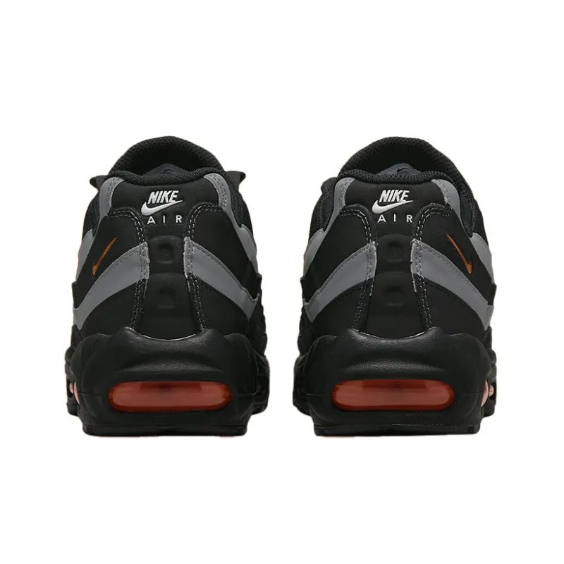 tênis preto cinza masculino, tênis urbano com detalhes laranja, tênis casual preto e cinza, tênis estiloso para o dia a dia, tênis confortável para passeio, tênis moderno masculino, tênis para looks casuais, tênis casual preto laranja, tênis esportivo casual, tênis versátil masculino