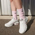 tênis branco casual feminino, tênis branco com rosa, tênis confortável para o dia a dia, tênis casual branco leve, tênis para passeio feminino, tênis branco moderno, tênis feminino casual estiloso, tênis para looks casuais, tênis branco versátil, tênis branco macio