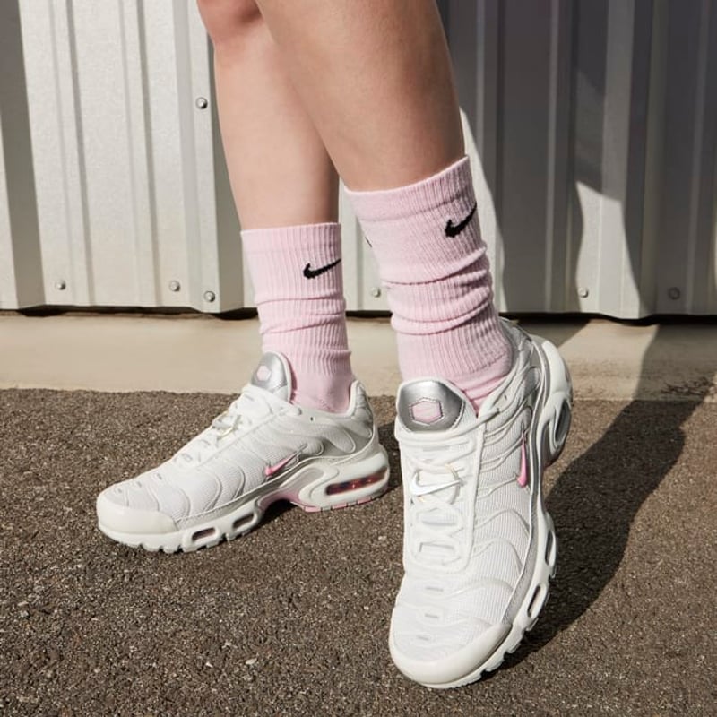 tênis branco casual feminino, tênis branco com rosa, tênis confortável para o dia a dia, tênis casual branco leve, tênis para passeio feminino, tênis branco moderno, tênis feminino casual estiloso, tênis para looks casuais, tênis branco versátil, tênis branco macio